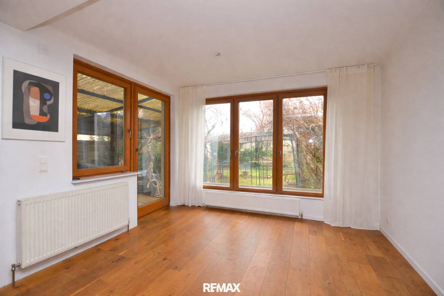 Sunny garden with two terraces, end terraced house in green location