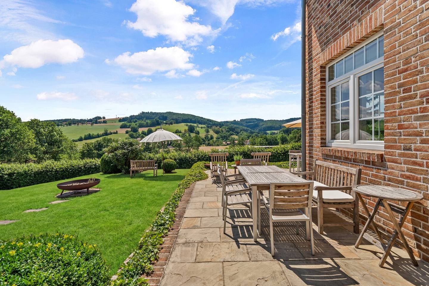Englisches Cottage trifft Wienerwald: Feng-Shui-Harmonie in sanfter Hügellage