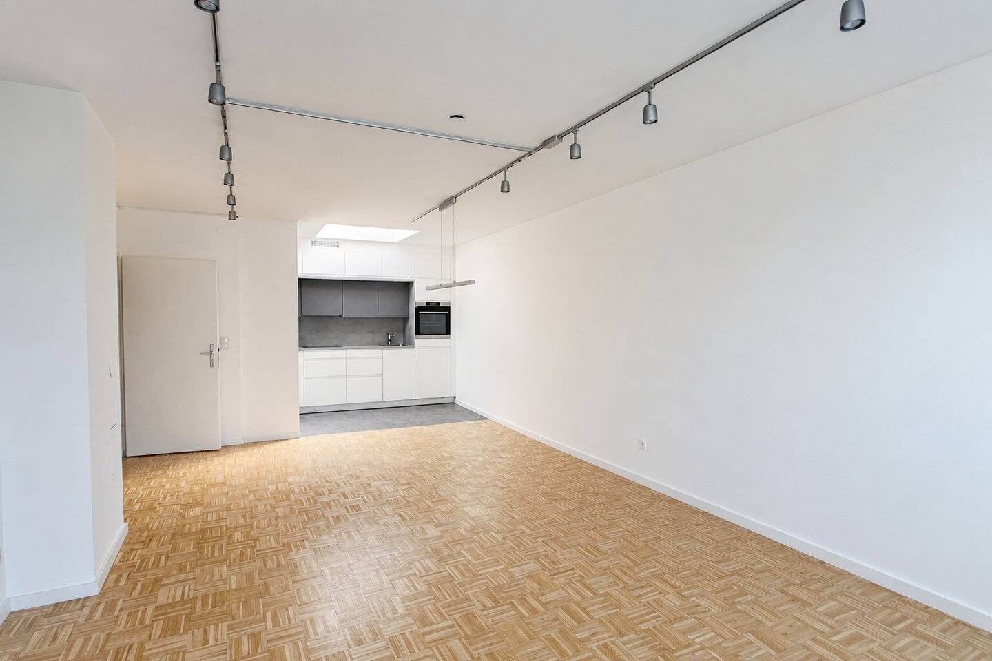 Sunny living with air conditioning, winter garden, terrace and distant view