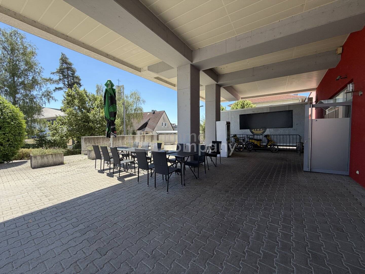 Restaurant with guest garden in a very frequented location