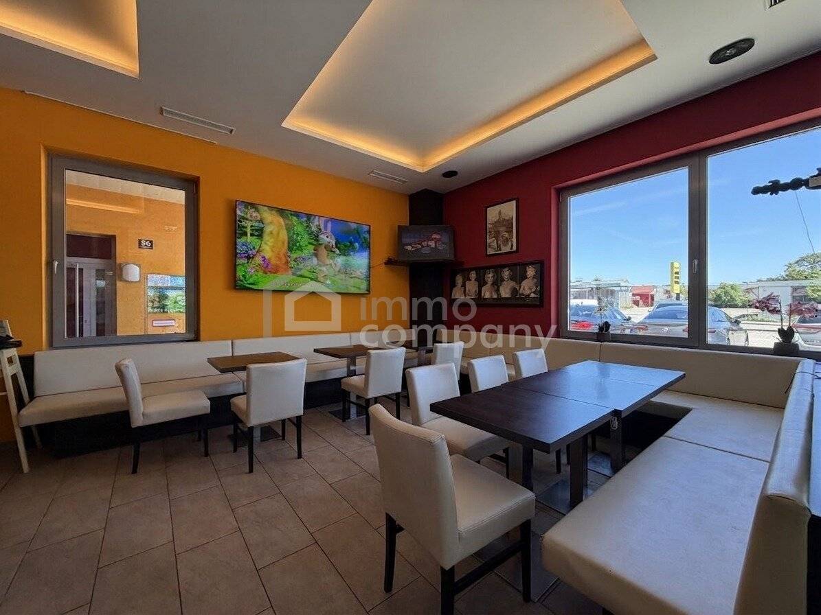 Restaurant with guest garden in a very frequented location