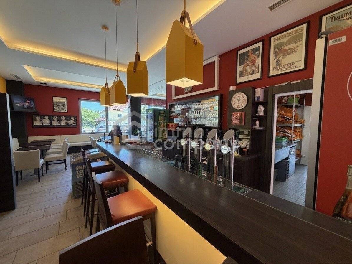 Restaurant with guest garden in a very frequented location