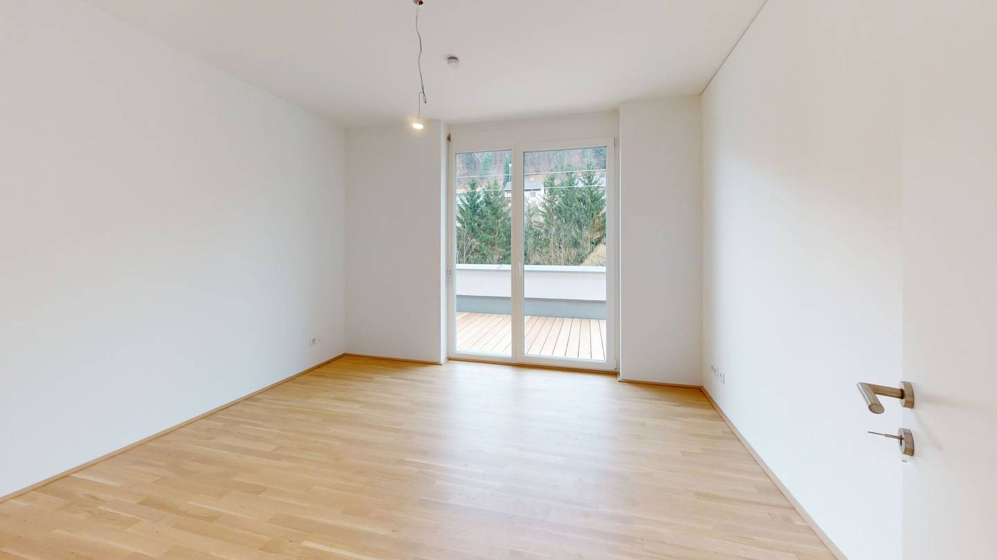 Dachgeschosswohnung im Neubau mit Balkon und Garage