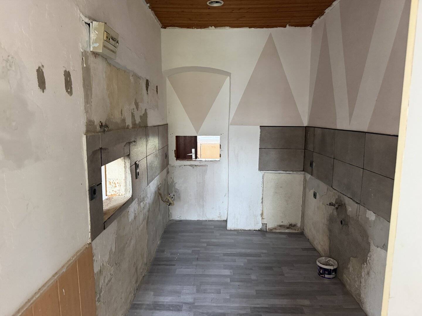 UNRENOVATED 6-ROOM APARTMENT + BALCONY PERMIT at MILDEPLATZ