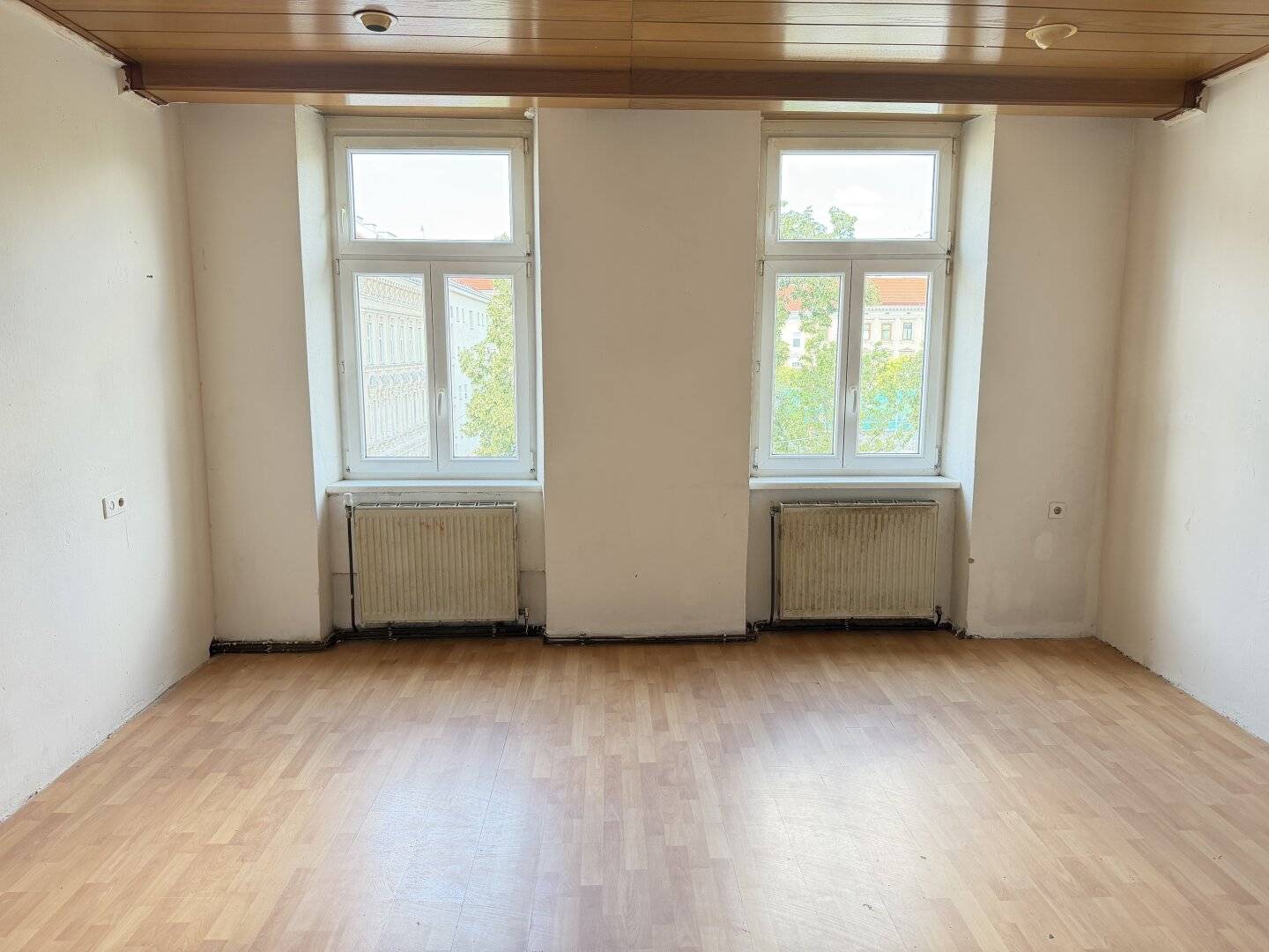 UNRENOVATED 6-ROOM APARTMENT + BALCONY PERMIT at MILDEPLATZ