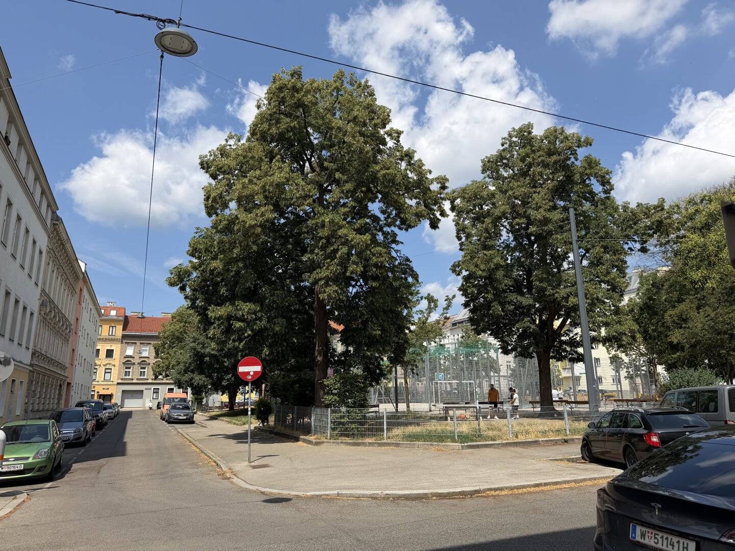 Spacious 4-room apartment with plenty of design potential at Mildeplatz
