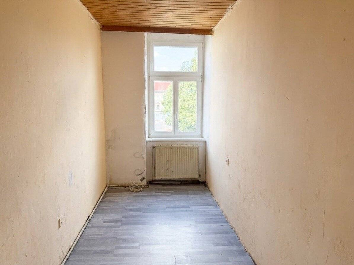 UNRENOVATED 6-ROOM APARTMENT + BALCONY PERMIT at MILDEPLATZ