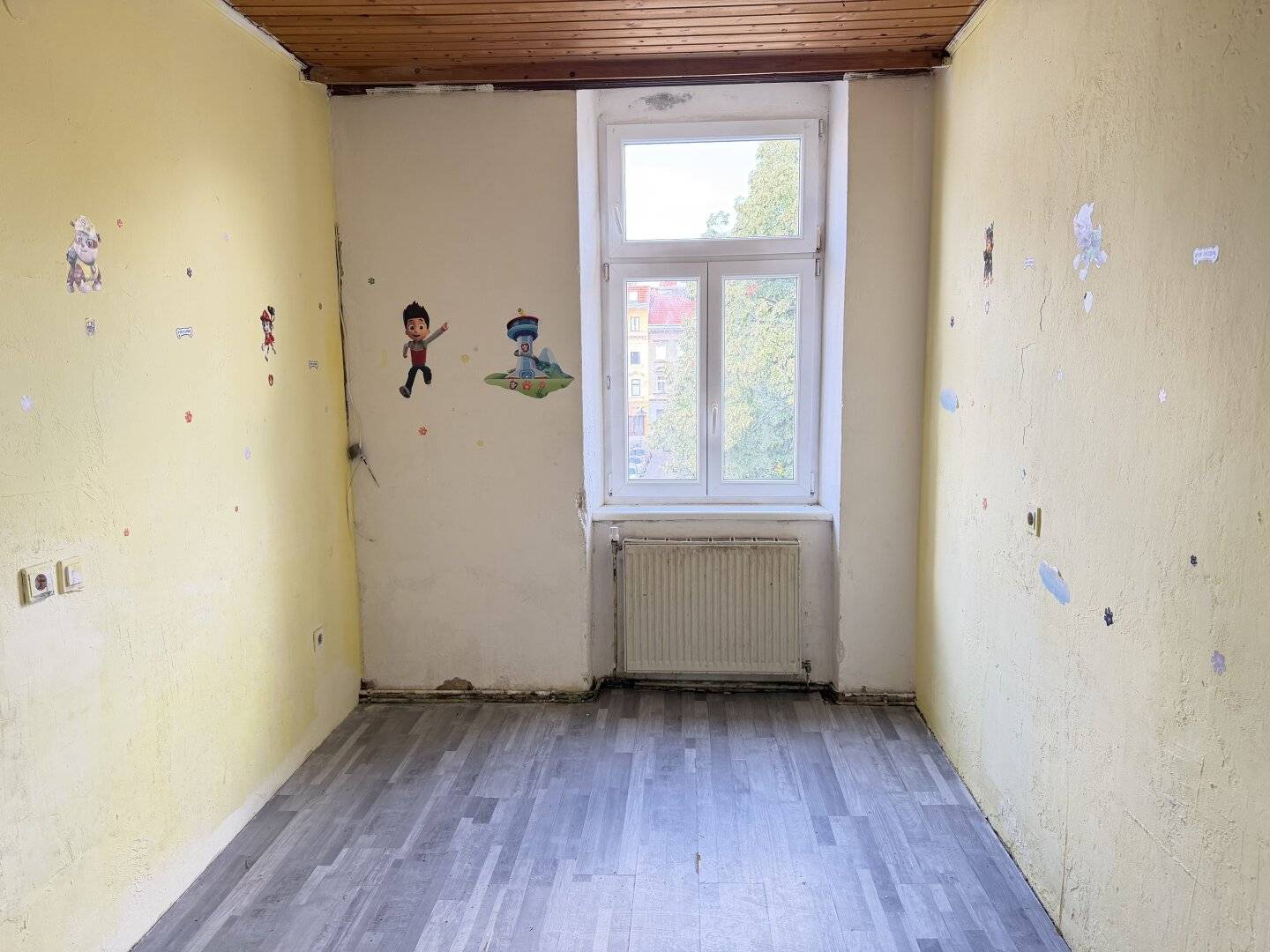 UNRENOVATED 6-ROOM APARTMENT + BALCONY PERMIT at MILDEPLATZ