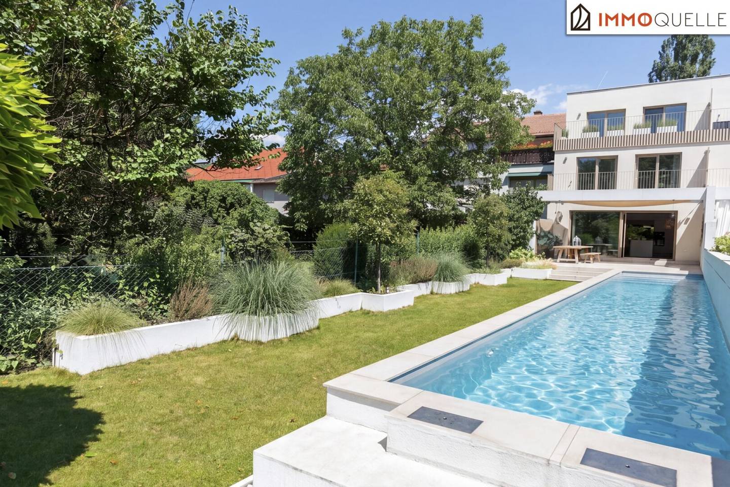 Wo Großzügigkeit zur Lebensart wird - Exklusive Doppelhaushälfte in Langenzersdorf mit Privatpool, Sauna, drei sonnigen Terrassen und Master-Suite