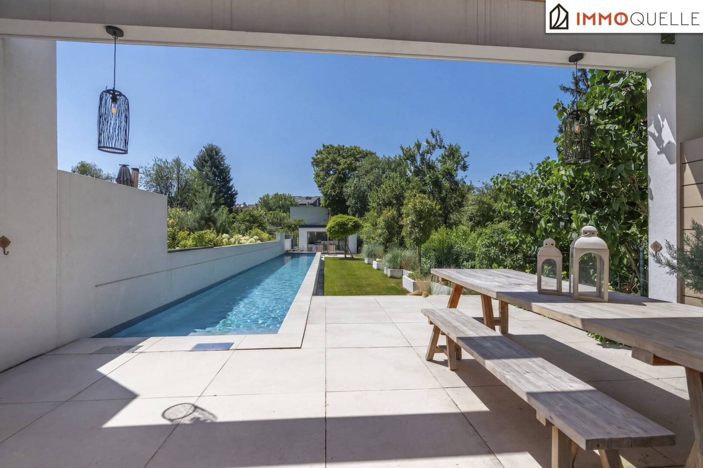 Wo Großzügigkeit zur Lebensart wird - Exklusive Doppelhaushälfte in Langenzersdorf mit Privatpool, Sauna, drei sonnigen Terrassen und Master-Suite