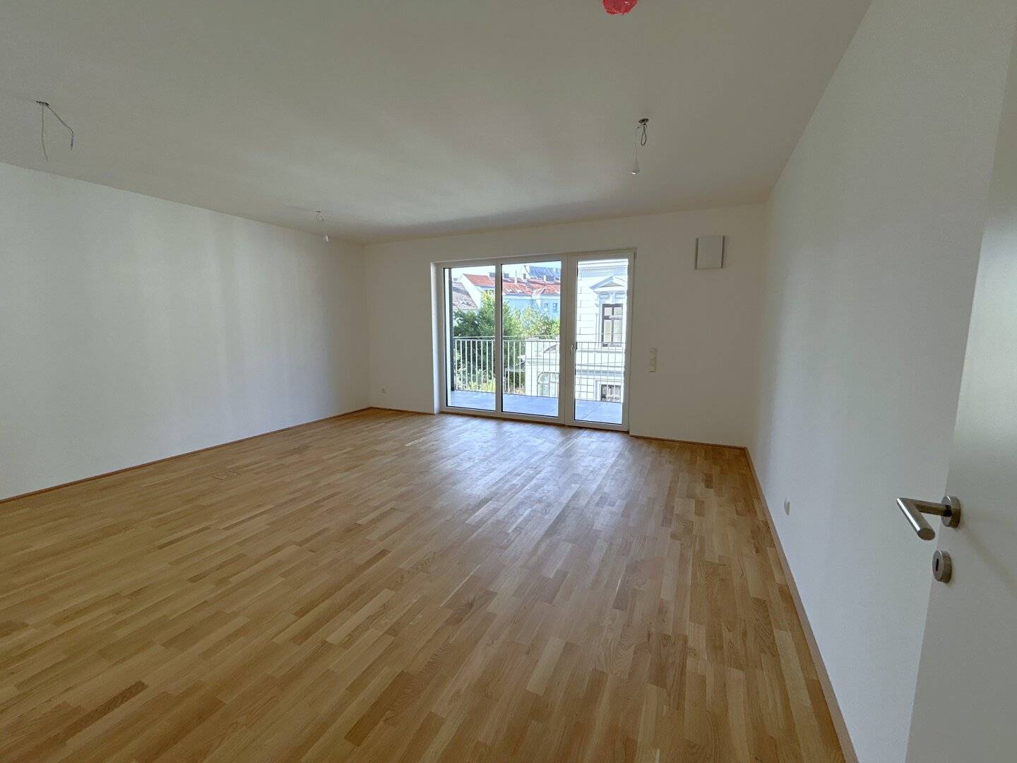 Urban 3-room apartment with south-facing loggia and fitted kitchen