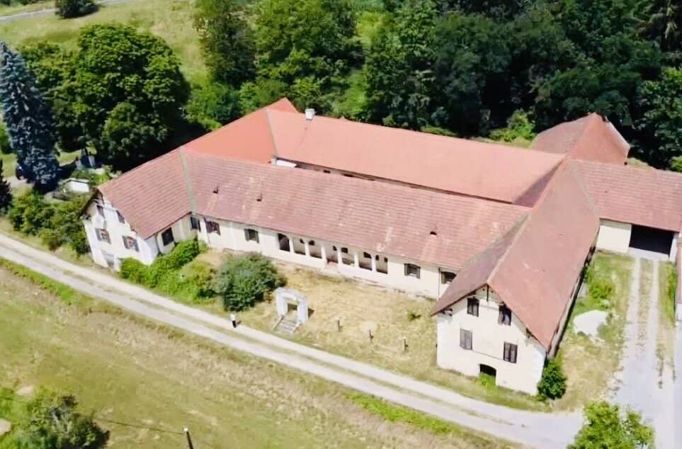 Steiermark-Bad Waltersdorf: Historisches Ensemble - Bezugsfertiger Landsitz mit spektakulärem Ausbaupotenzial