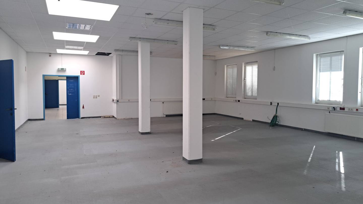 Spacious office space in 1220 Vienna – 1.171 m² plus outdoor area, well maintained, top location!
