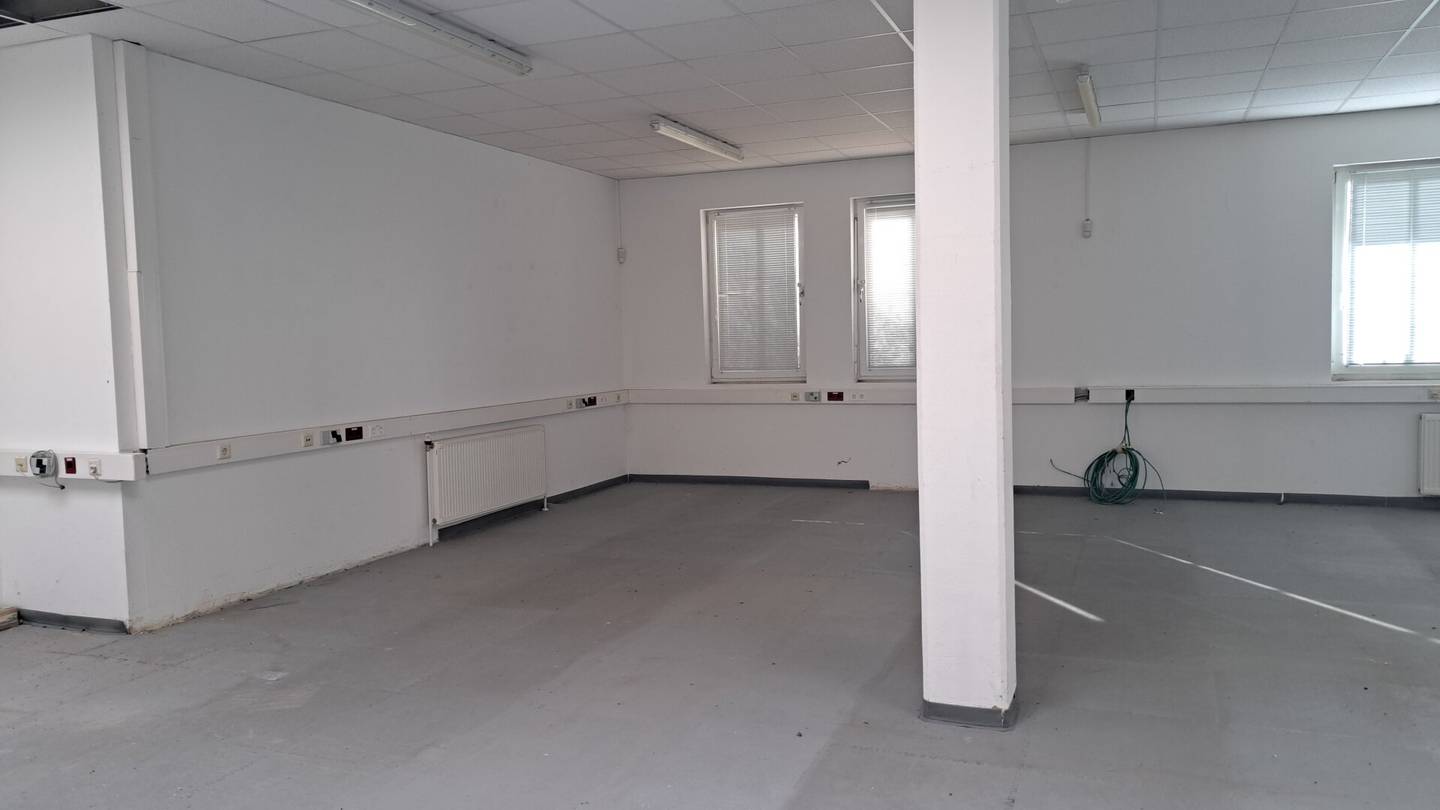Spacious office space in 1220 Vienna – 1.171 m² plus outdoor area, well maintained, top location!