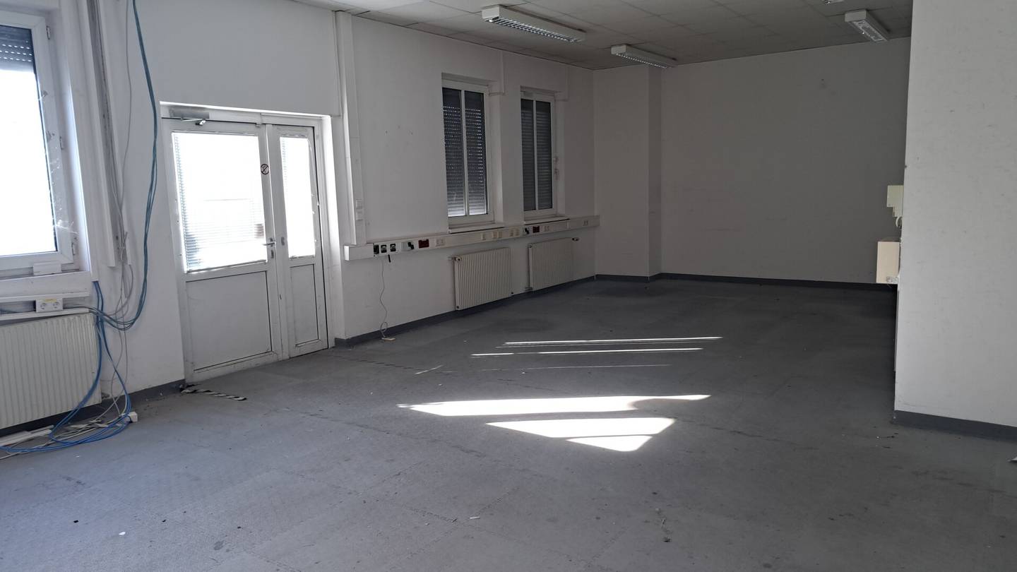 Spacious office space in 1220 Vienna – 1.171 m² plus outdoor area, well maintained, top location!