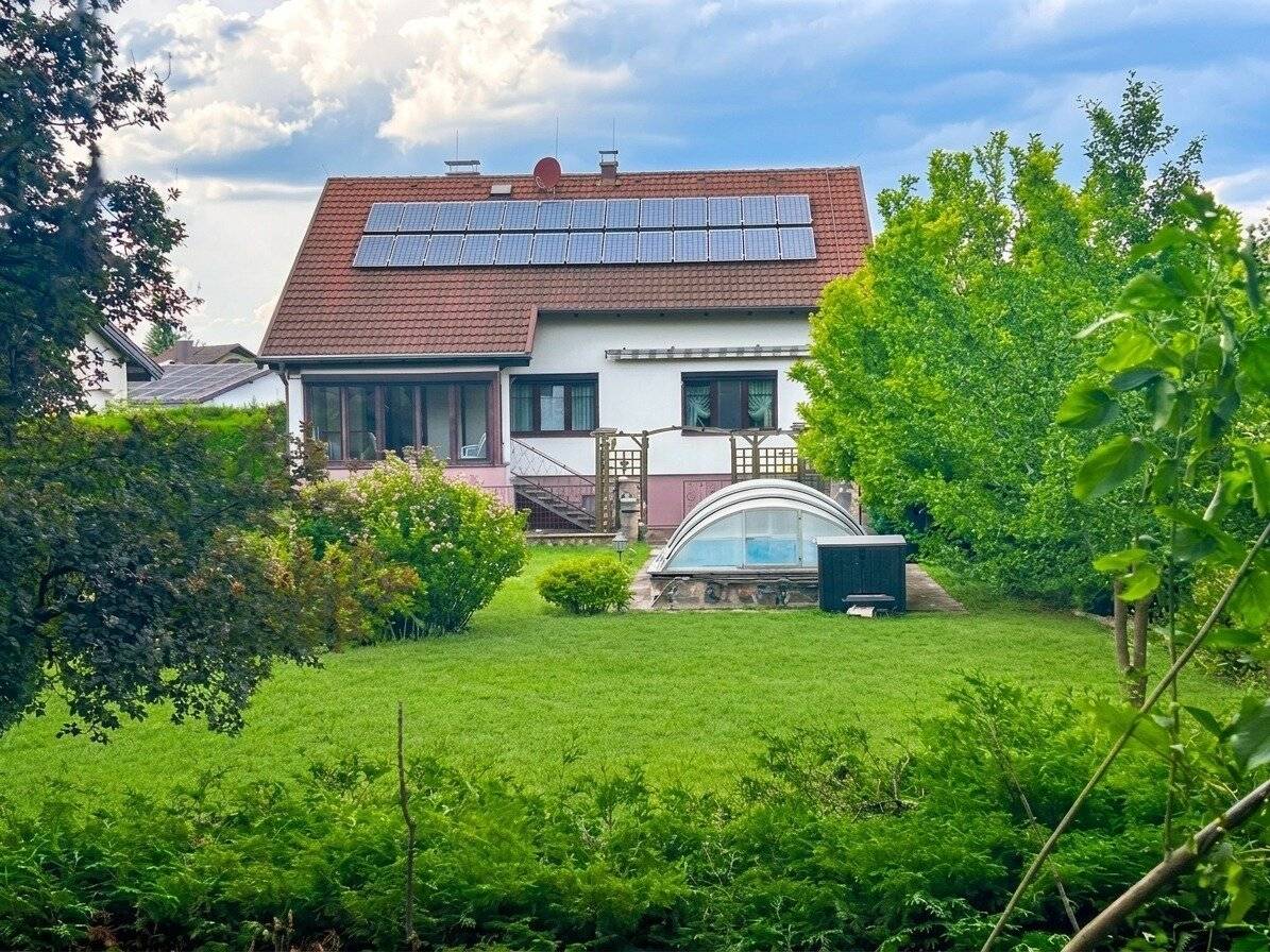 Stilvolles Einfamilienhaus mit parkähnlichem Garten, Wintergarten und Pool in Sollenau