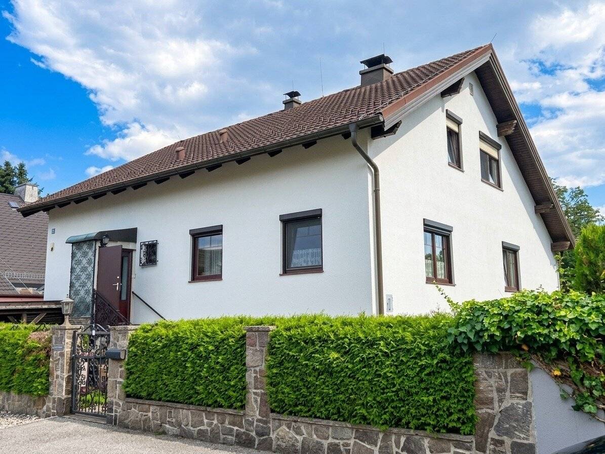 Stilvolles Einfamilienhaus mit parkähnlichem Garten, Wintergarten und Pool in Sollenau