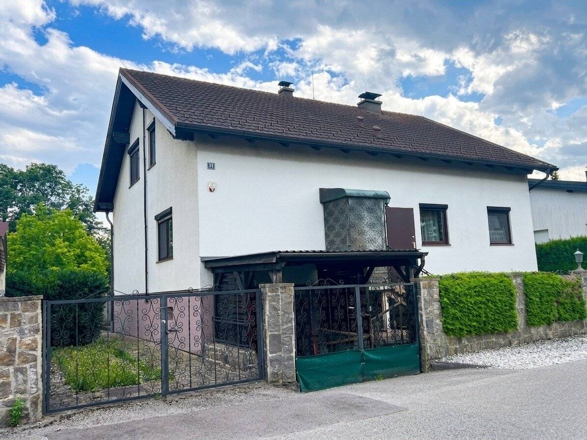 Stilvolles Einfamilienhaus mit parkähnlichem Garten, Wintergarten und Pool in Sollenau