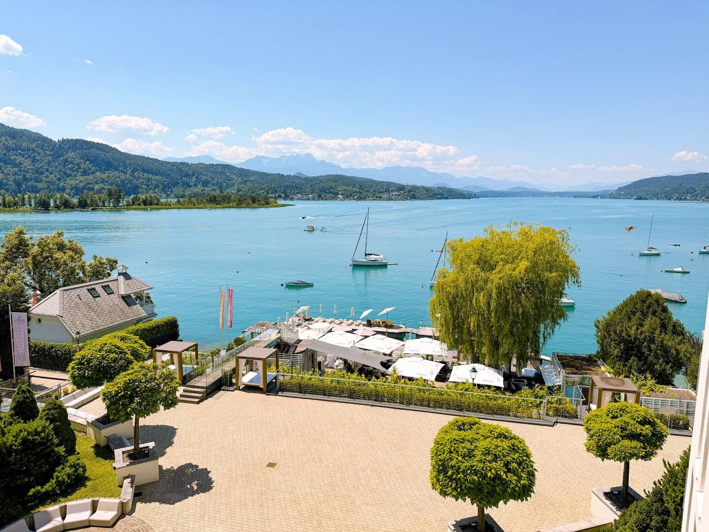 Stylish Lake Suite Apartment with Lake Access and Lake View
