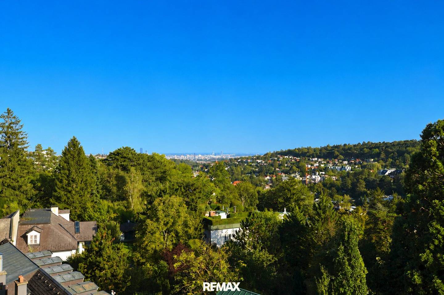 Top floor apartment with 3 terraces and stunning distant view green quiet location