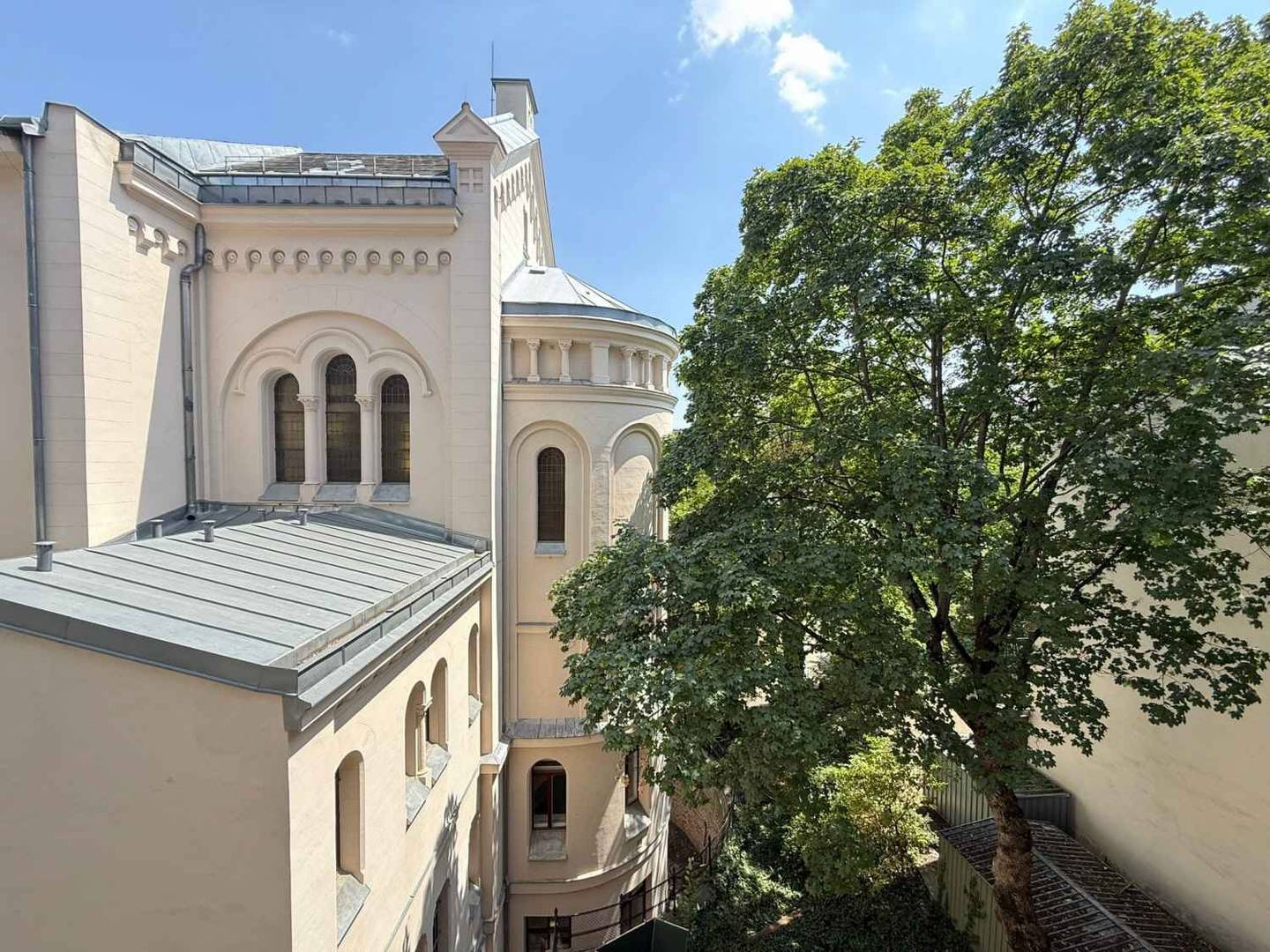 Bright apartment with courtyard view and lift near park