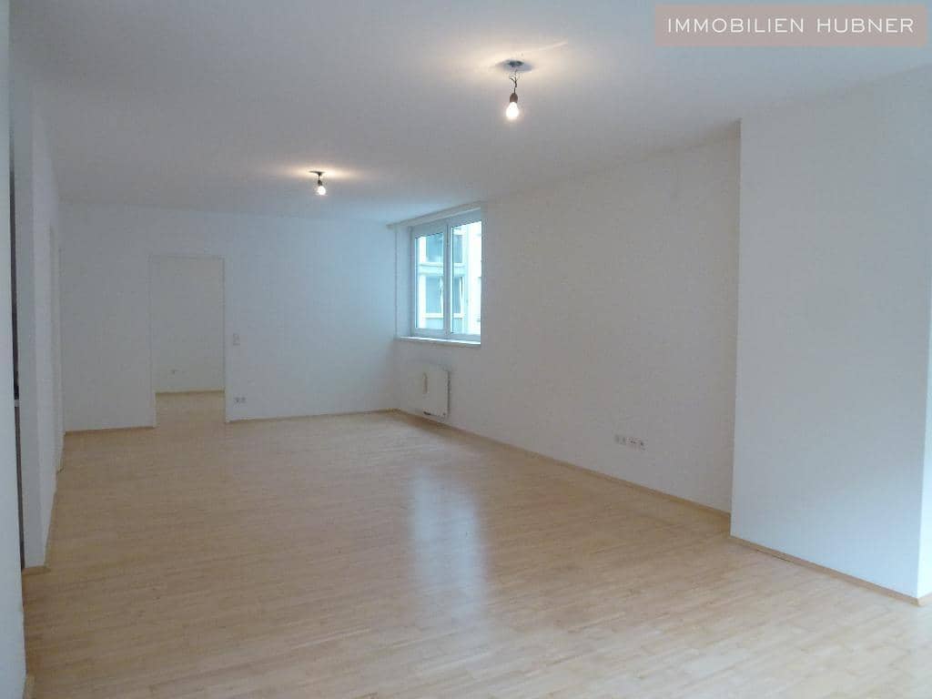 Courtyard facing quiet Wohnung with modern layout