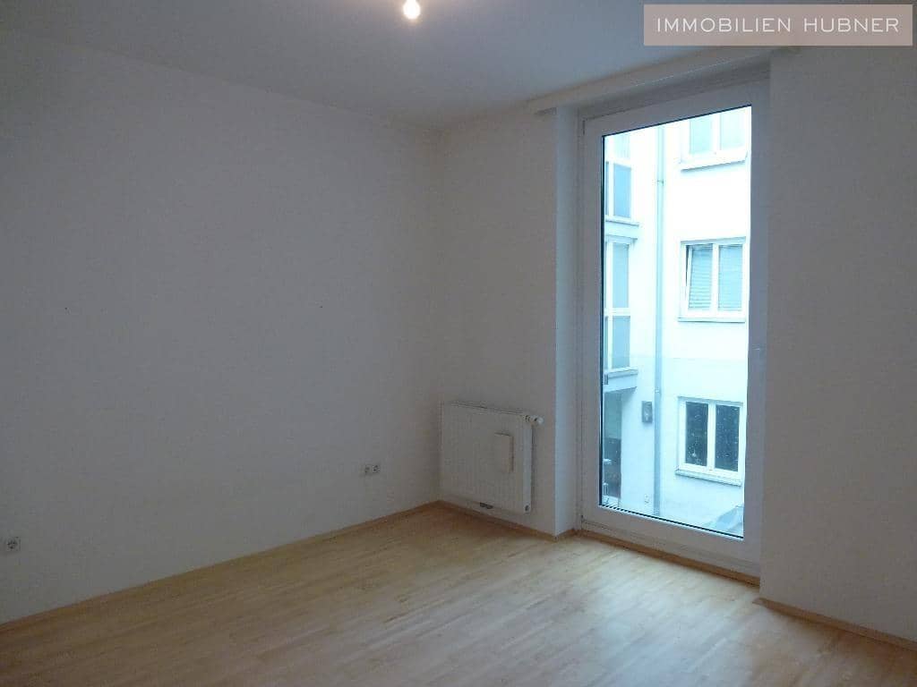 Courtyard facing quiet Wohnung with modern layout