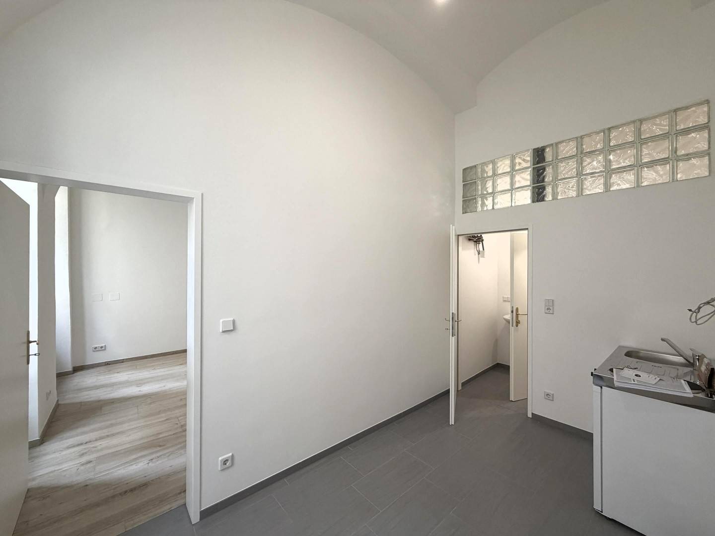 Bright first occupancy ground floor apartment newly renovated with practice layout