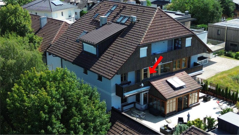 Apartment near the lake with green balcony