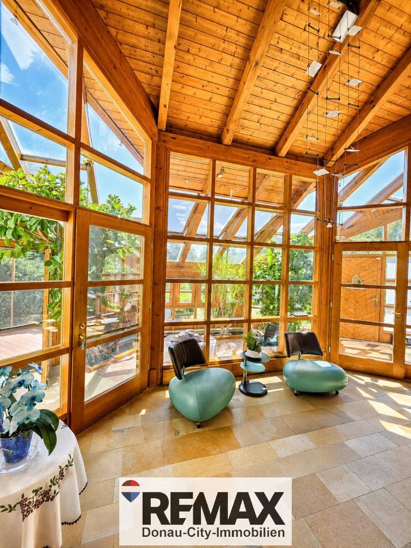 Bright family apartment with conservatory and forest view