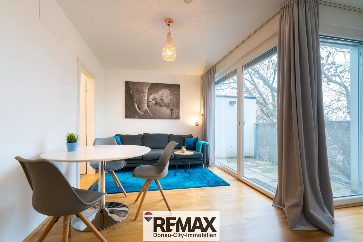 Hochwertig möblierte Wohnung nahe Donau Zentrum mit Terrasse