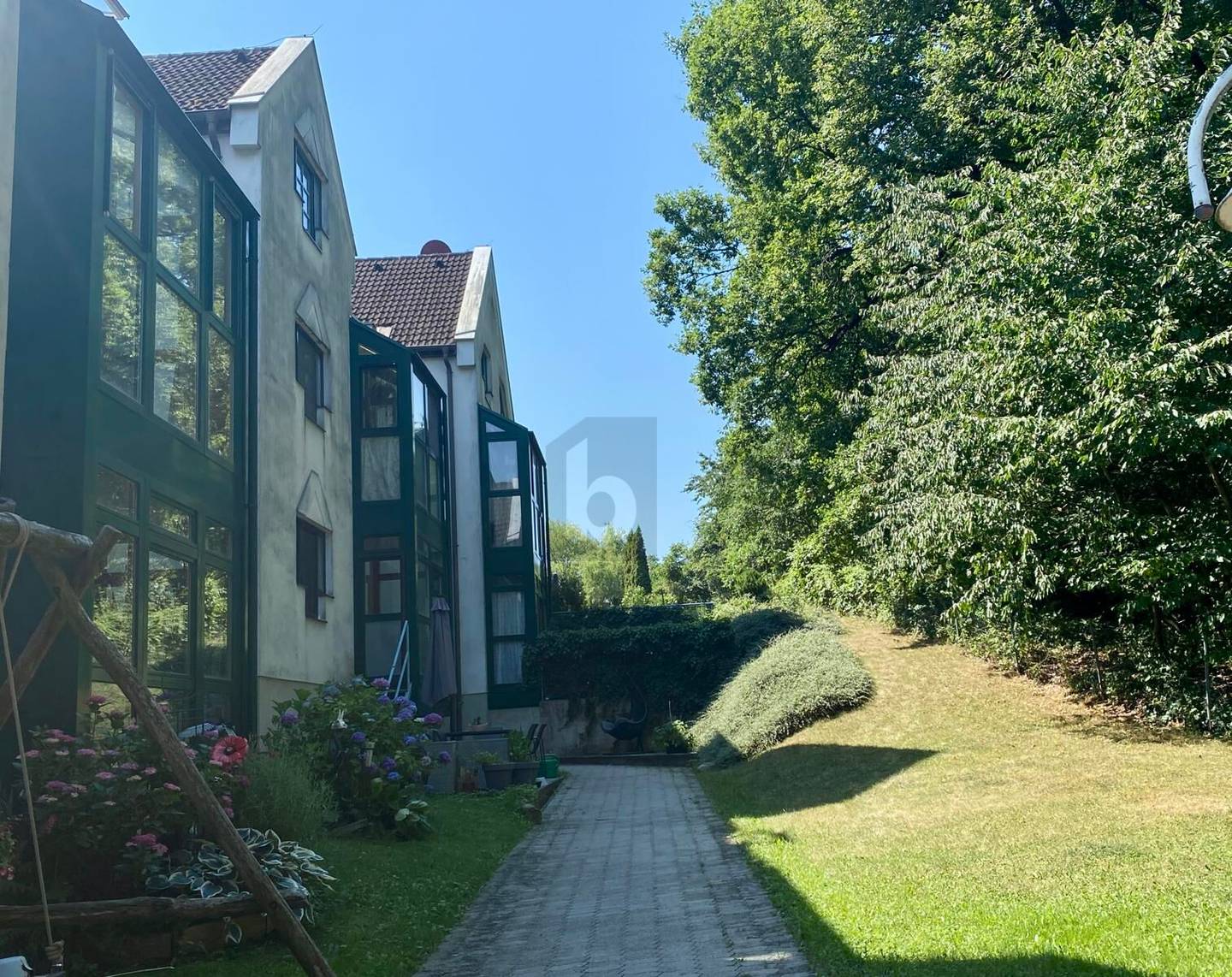 Dachgeschosswohnung direkt am Waldrand mit Garten