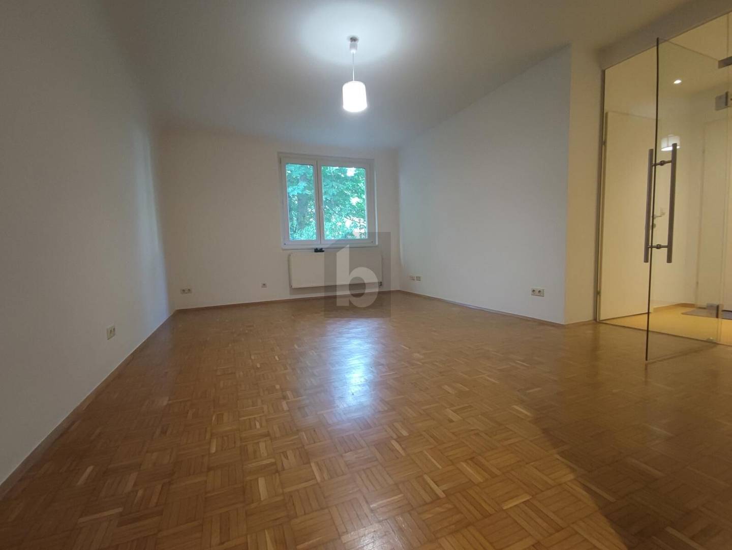 Quiet apartment with garden view and lift