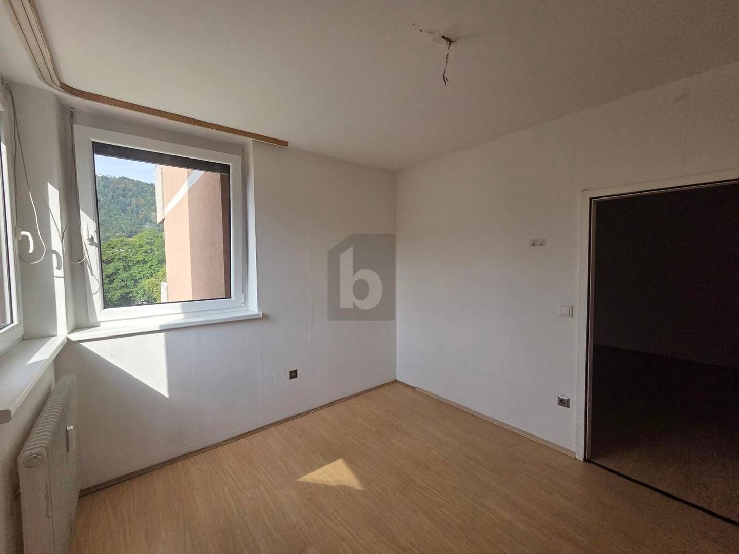 Bright apartment with balcony and lift