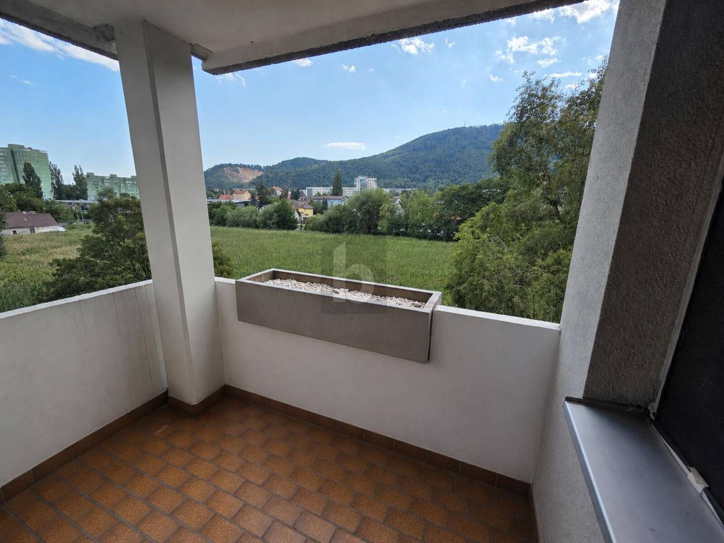Bright apartment with balcony and lift