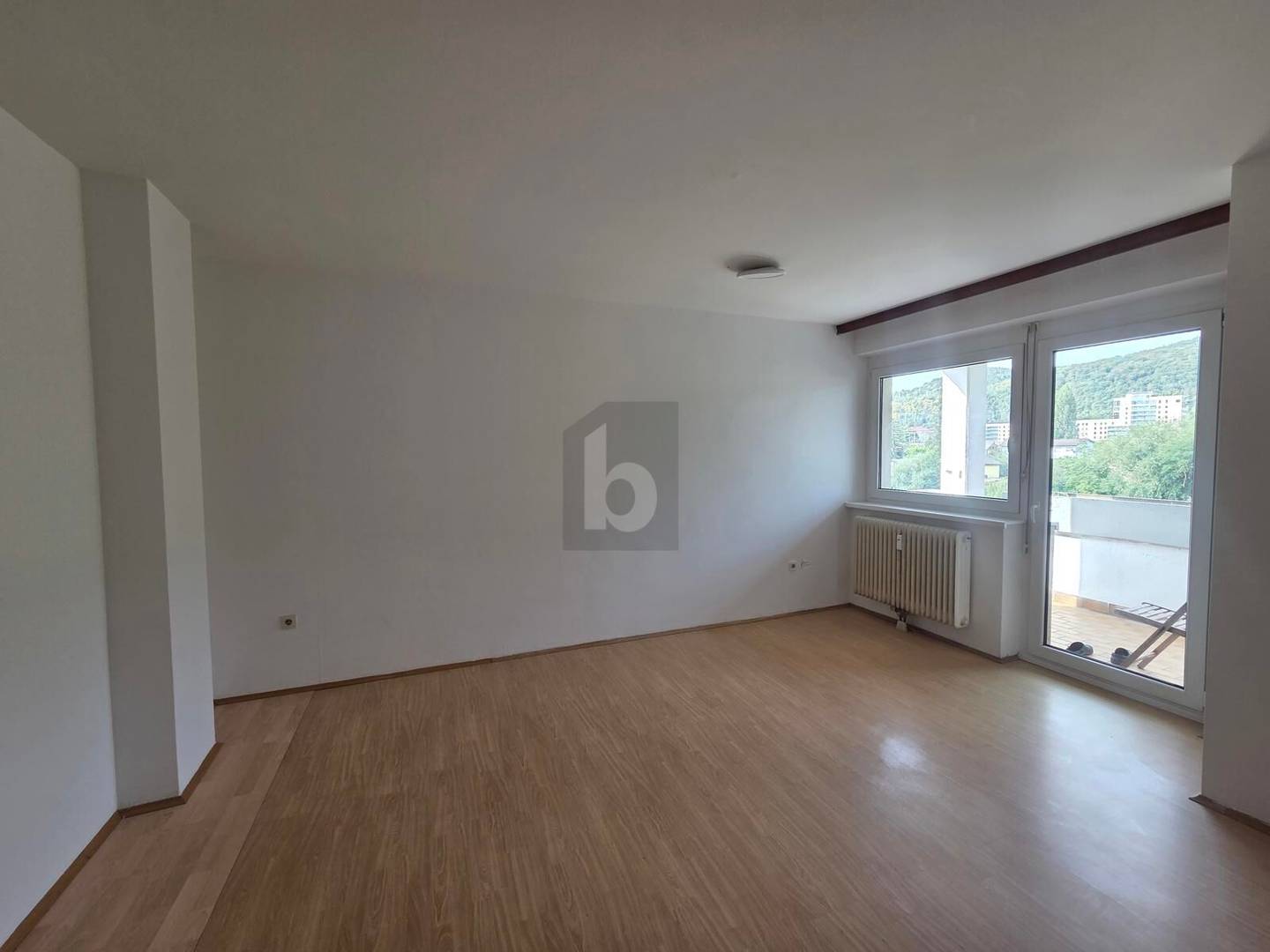 Bright apartment with balcony and lift