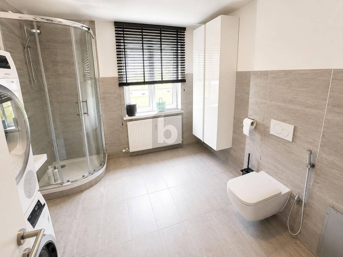 Wohnung with modern kitchen island and direct playground access