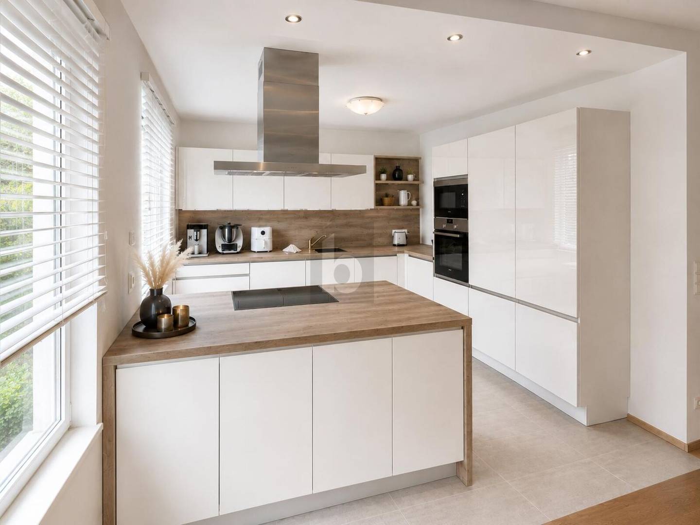 Wohnung with modern kitchen island and direct playground access
