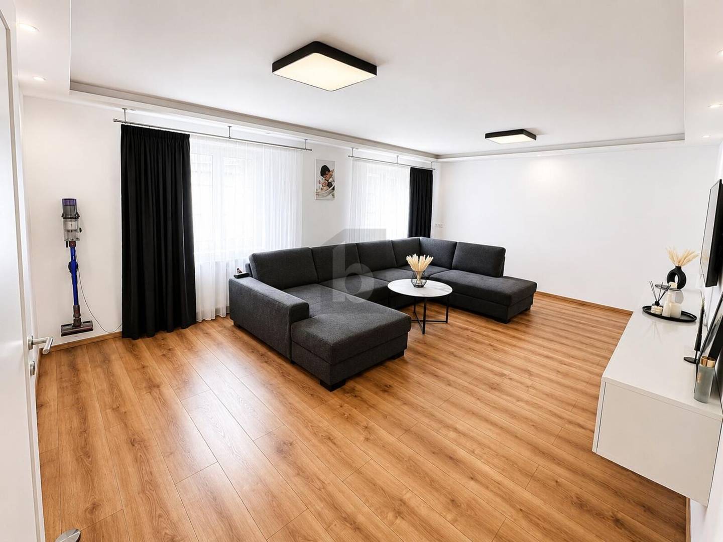 Wohnung with modern kitchen island and direct playground access
