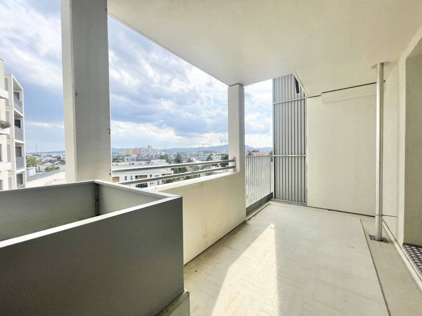 Commission-free from the owner Perfect 3-room apartment with loggia and great view near U6