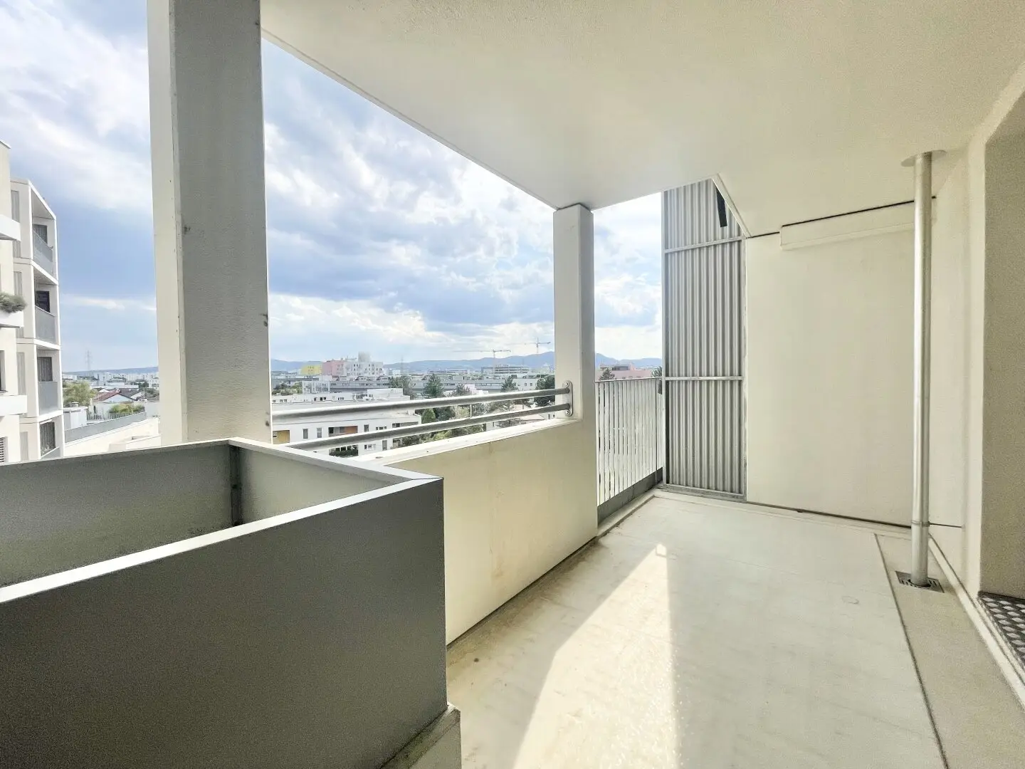 Commission-free from the owner Perfect 3-room apartment with loggia and great view near U6