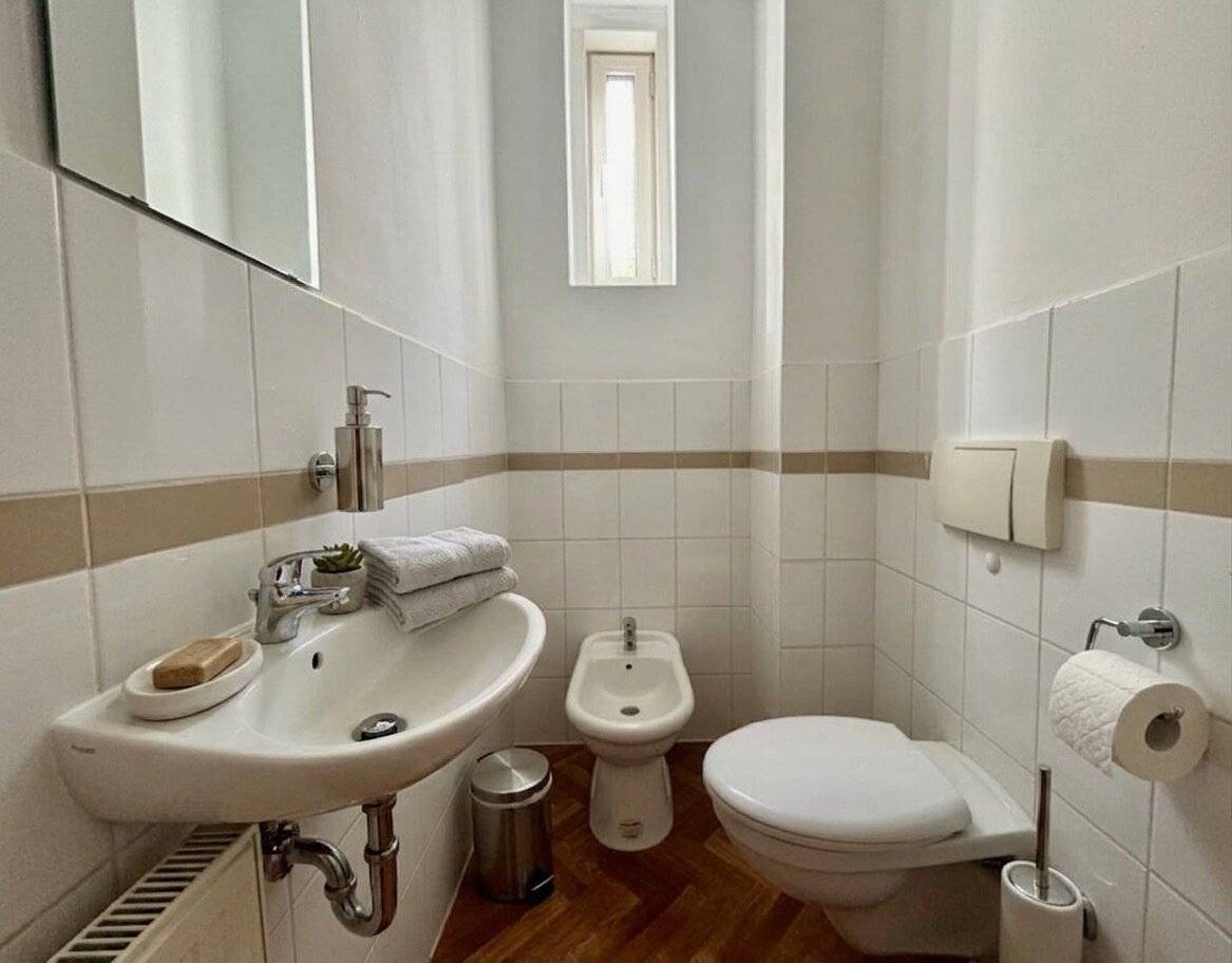 Charming old building with elevator in quiet courtyard location with top transport connections