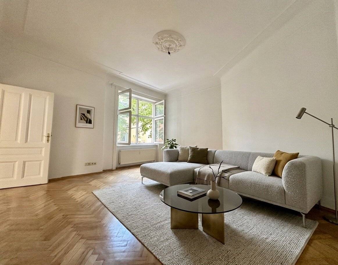 Charming old building with elevator in quiet courtyard location with top transport connections