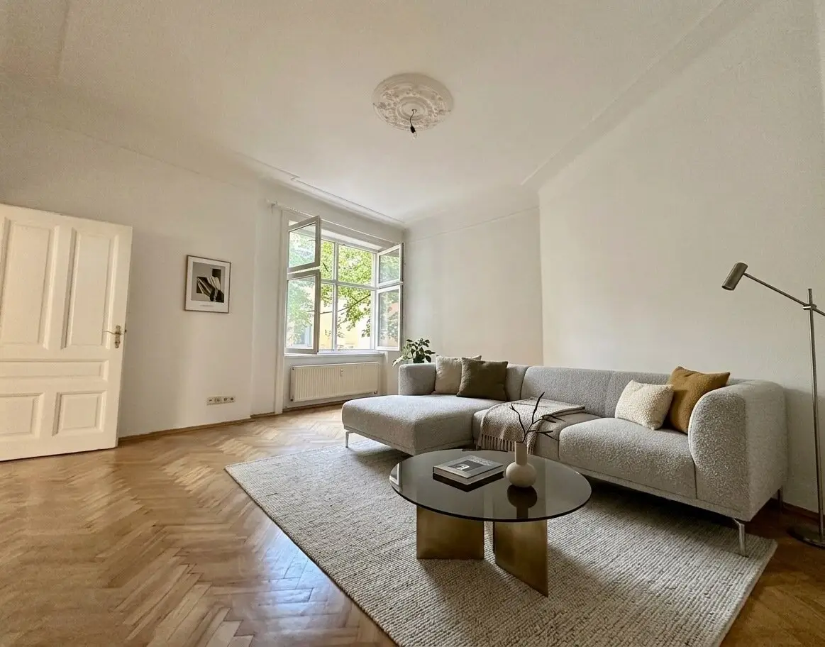 Charming old building with elevator in quiet courtyard location with top transport connections