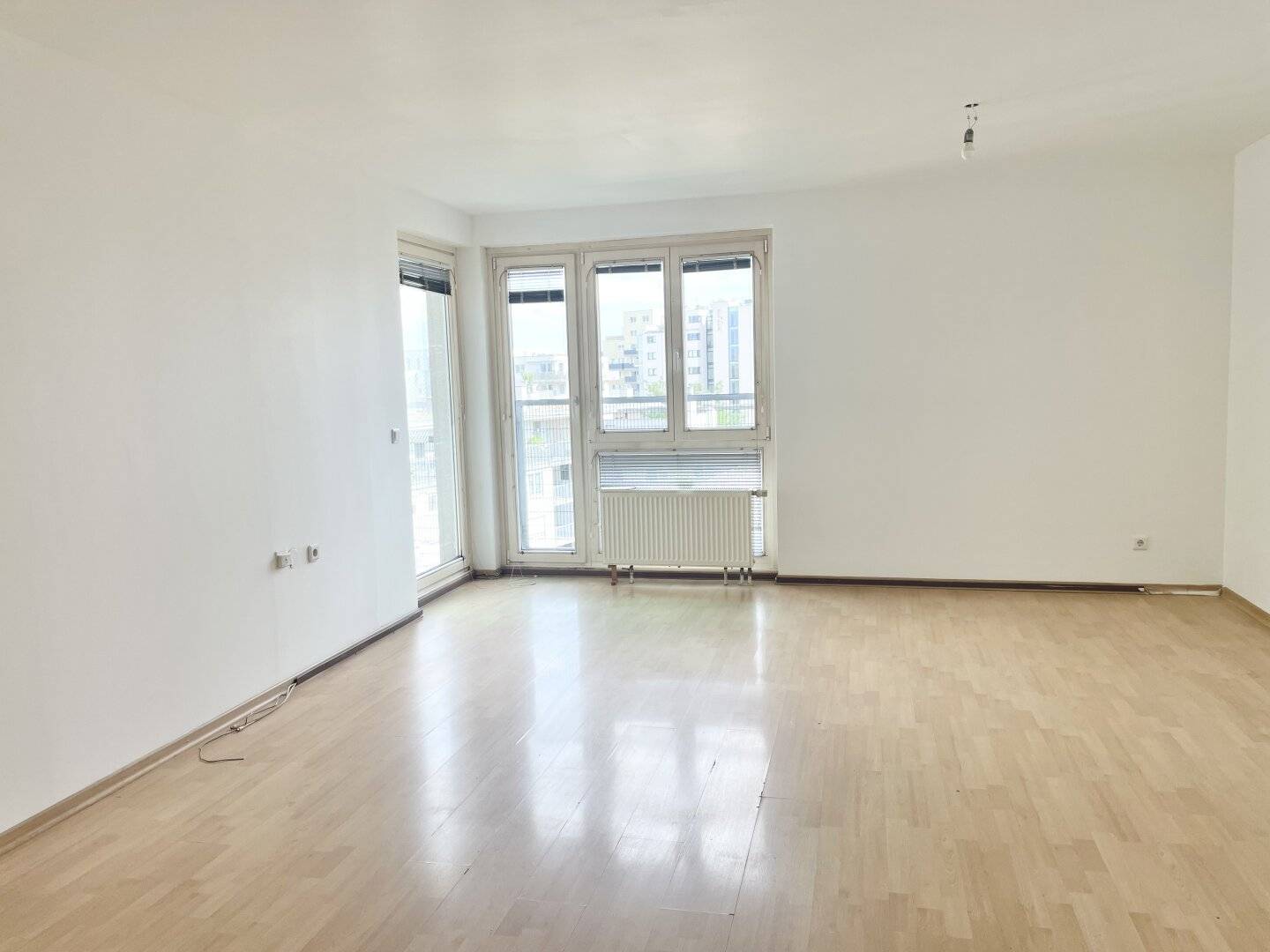 COMMISSION-FREE FROM THE OWNER! APARTMENT IN NEED OF RENOVATION WITH TWO ROOMS AND LOGGIA NEAR U6 ALT-ERLAA