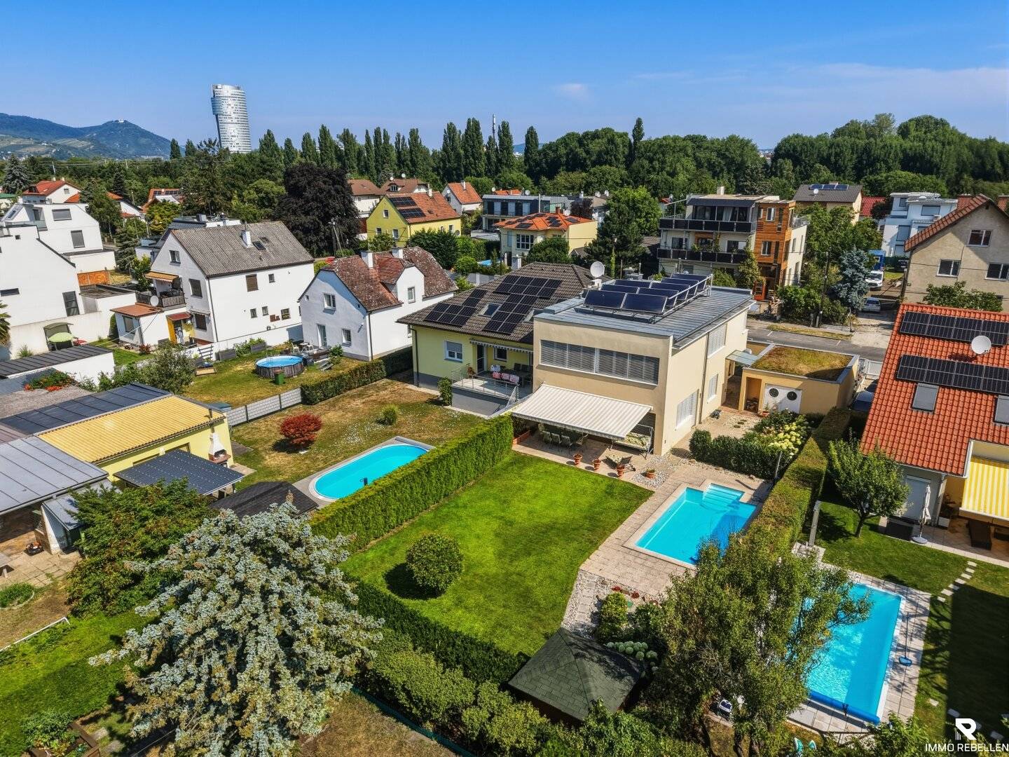 Family dream near the Old Danube – House with pool, garden and double garage (near U6!)