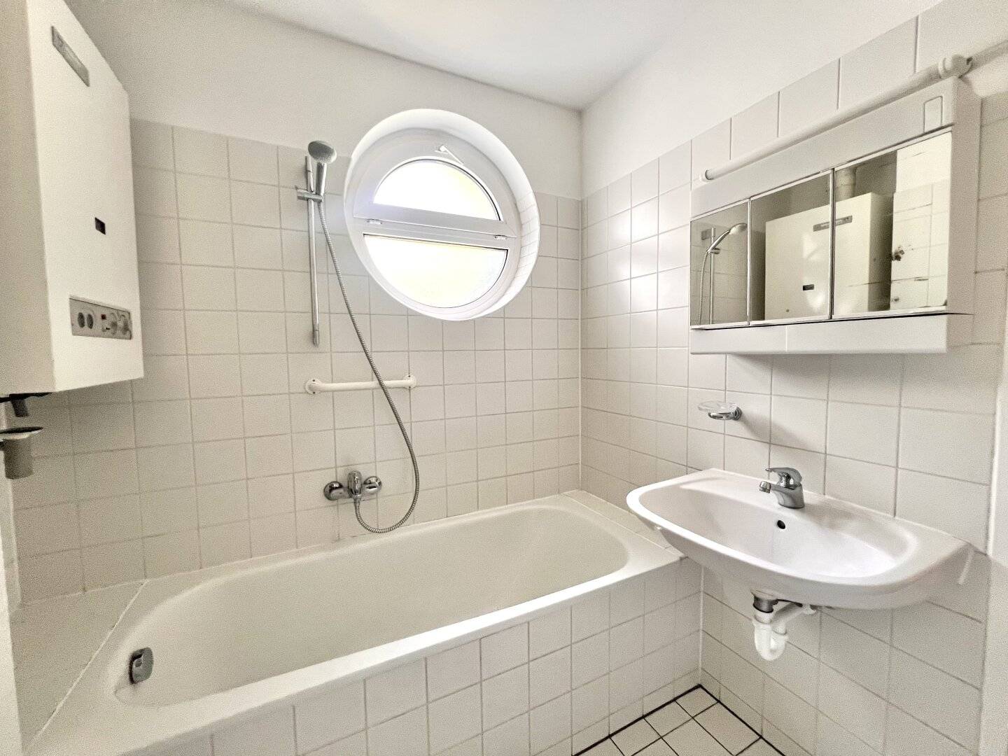 Garden apartment Top-renovated new building with stunning green grounds