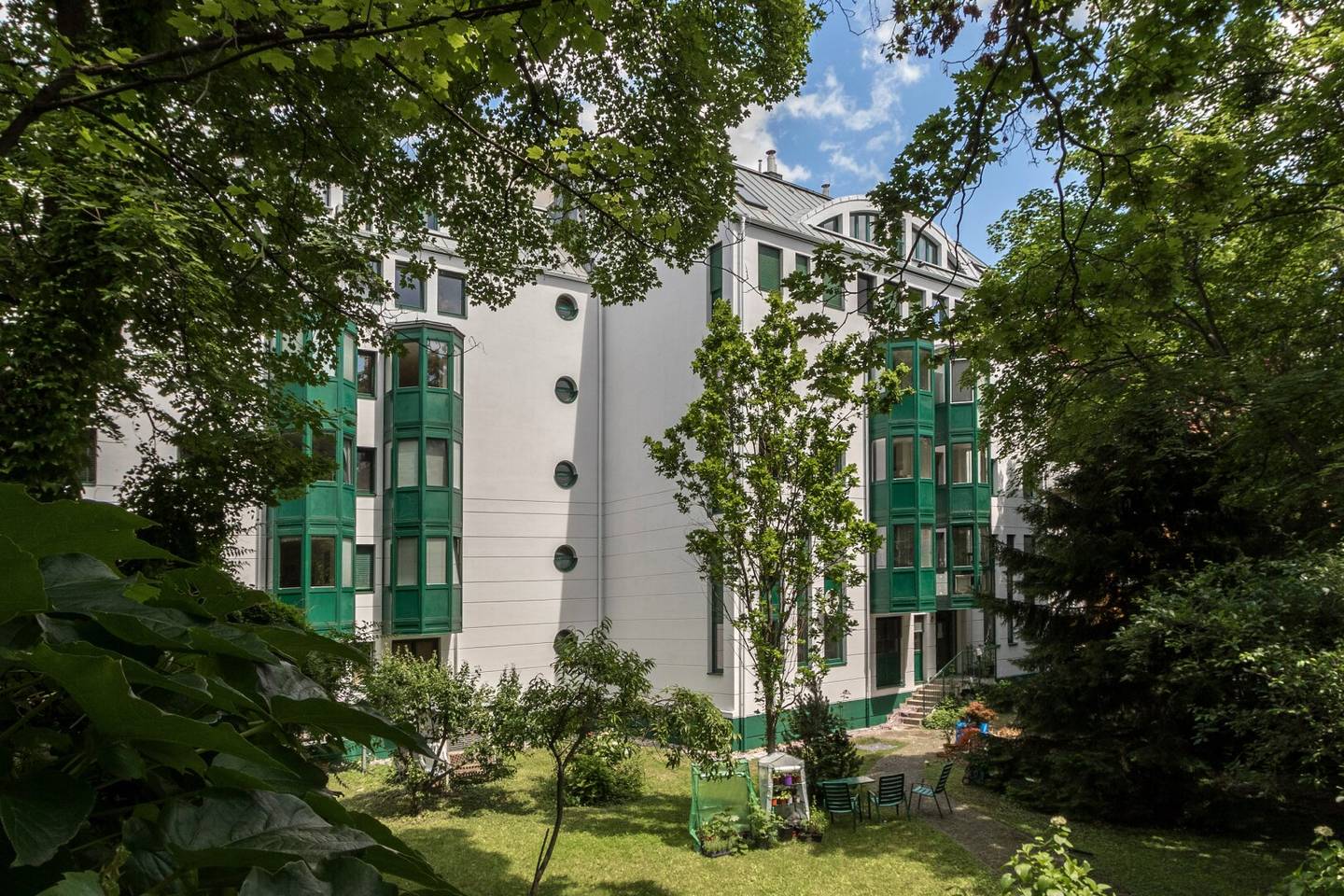 Garden apartment Top-renovated new building with stunning green grounds
