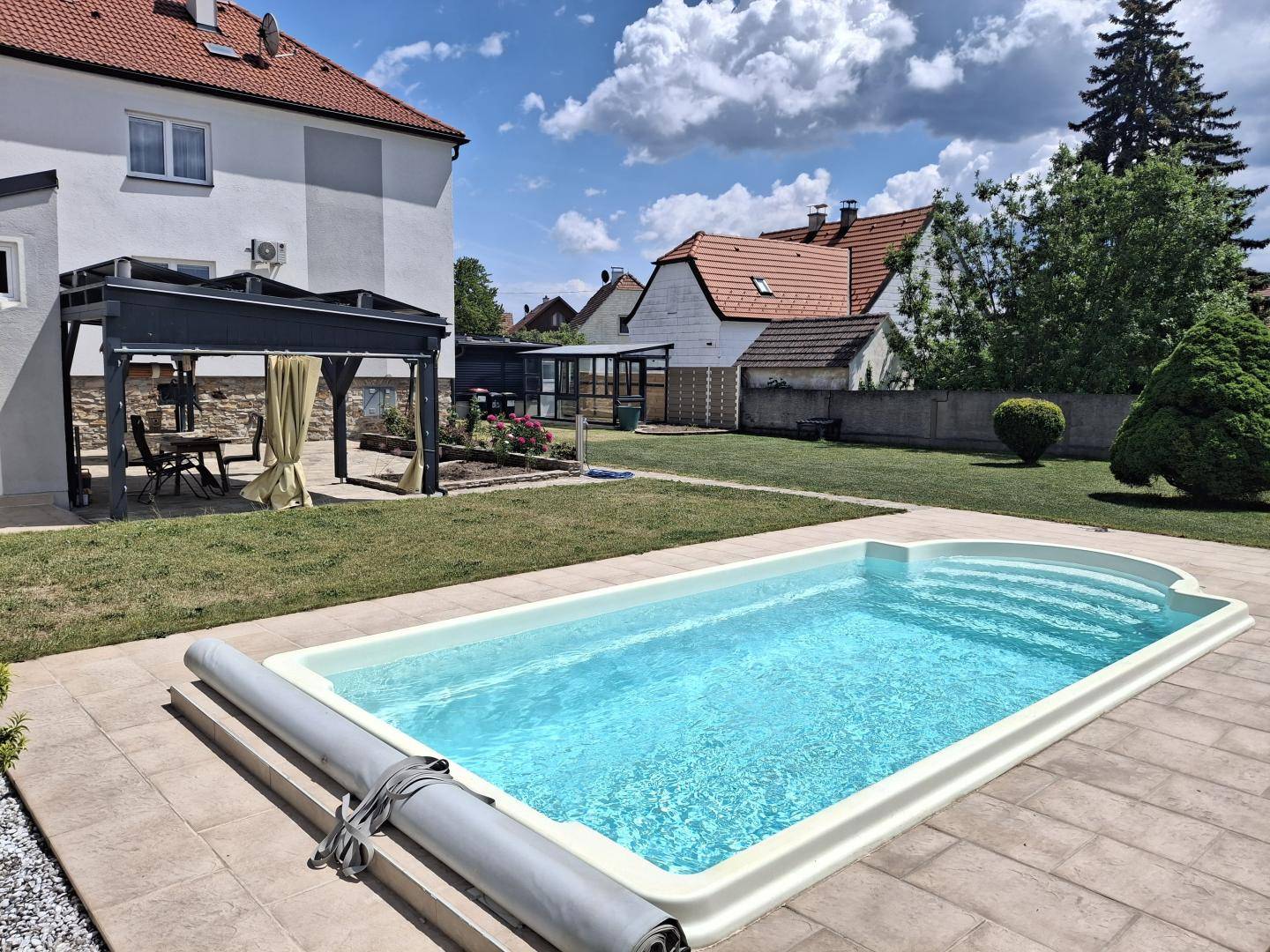 Wohnung mit Pool und nachhaltiger Energietechnik
