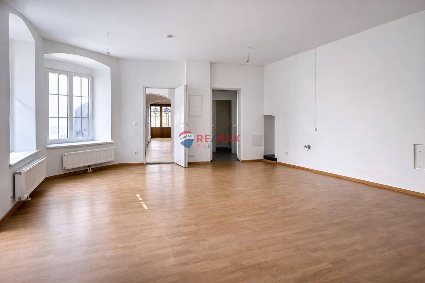 Bright ground floor apartment with courtyard terrace